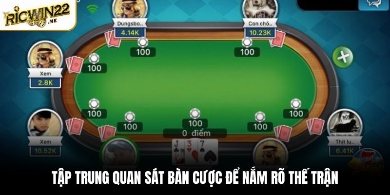 Tập trung quan sát bàn cược để nắm rõ thế trận